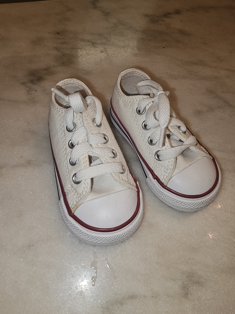 Kids Low-Top All Stars Converse Canvas Sneakers in Off-White with Red Accent